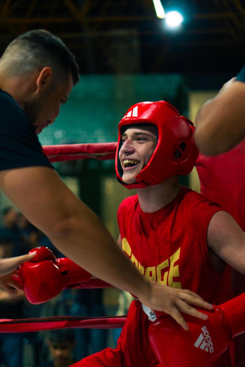 Aluno em competição de boxe
